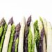 Verschiedene Spargel-Sorten vor weißem Hintergrund.