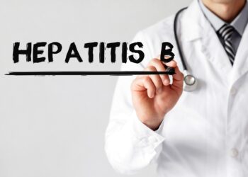 Arzt schreibt mit Marker das Wort Hepatitis B