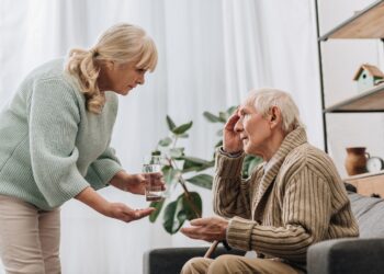 Mann mit Alzheimer wird im Heim gepflegt.