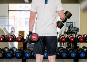 Vielerorts ist wieder Training im Fitnessstudio möglich. Ein Sportwissenschaftler gibt Tipps für den Wiedereinstieg. (Foto: Oliver Dietze/dpa/dpa-tmn)