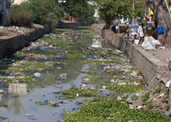 Verschmutzter Fluss in Stadt.