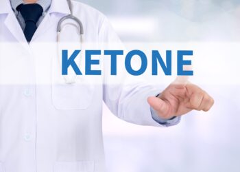 Der Schriftzug "Ketone" ist vor einer Person im weißen Arztkittel eingeblendet.