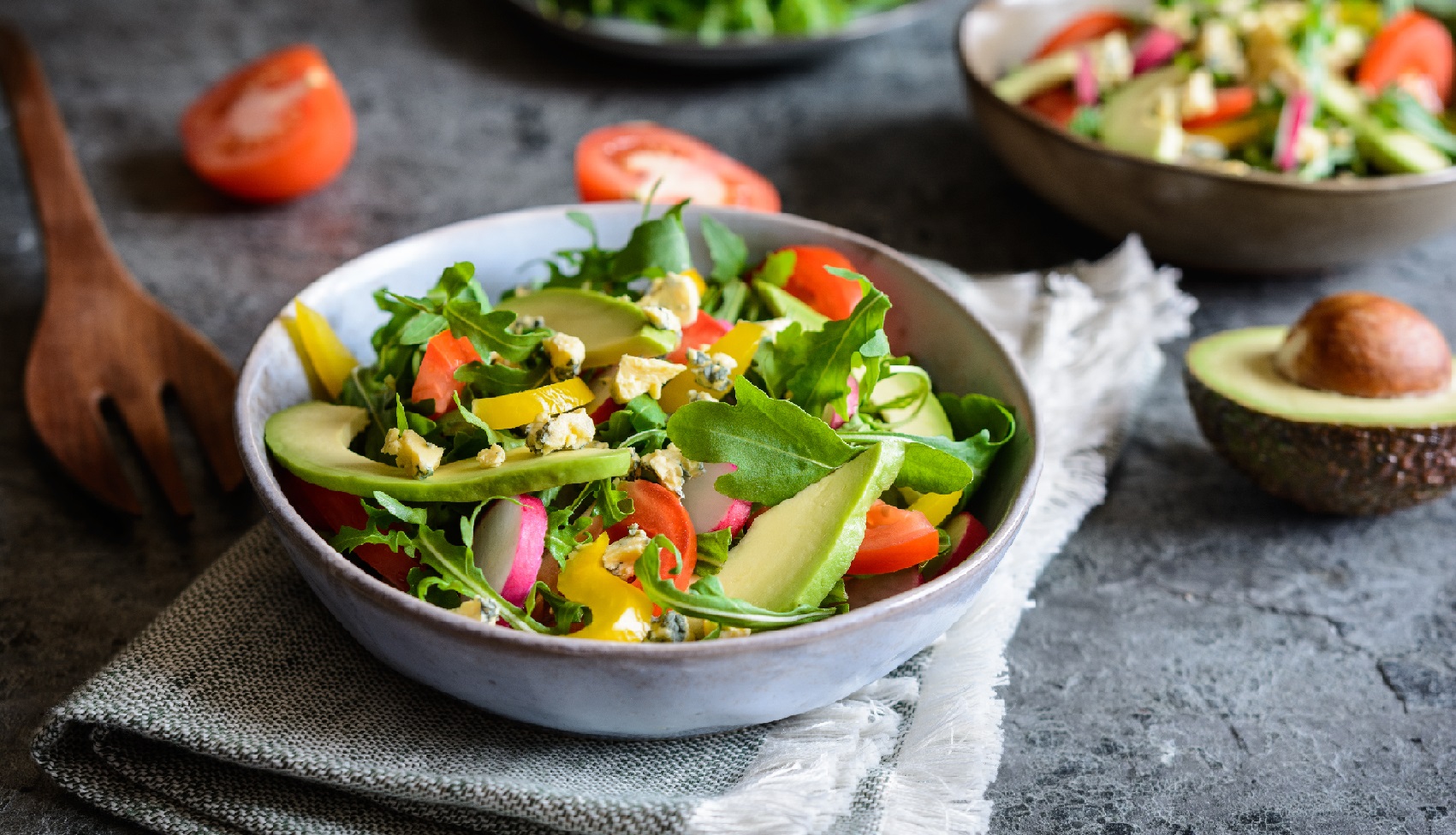 Avocado-Salat mit Ingwer-Miso-Dressing – Heilpraxis