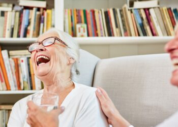 Zwei Frauen beim Lachen.