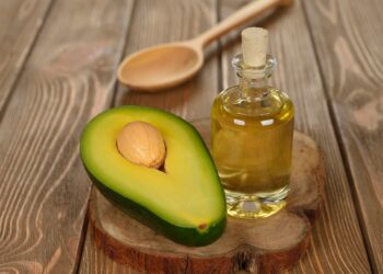 Avocado oil on a brown background. (Bild: olyina/stock.adobe.com)