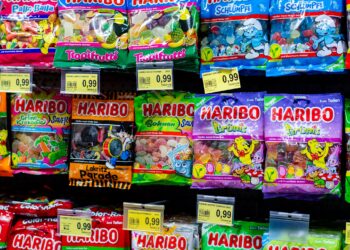 Verschiedene Haribo-Produkte in einem Supermarkt