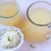 Sauerkraut in einer Schale und zwei Kannen mit Sauerkrautsaft.