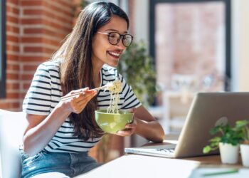 Wo man sein Mittagessen während der Arbeit konsumiert und woher die Mahlzeit stammt, hat unterschiedliche Auswirkungen auf die Gesundheit. (Bild: nenetus/stock.adobe.com)