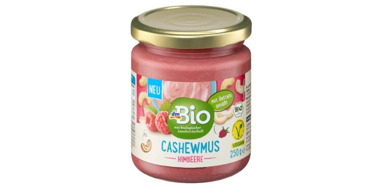 Glas mit dm-Cashewmus vor weißem Hintergrund.