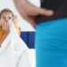 Frau betrachtet Mann in Unterhose
